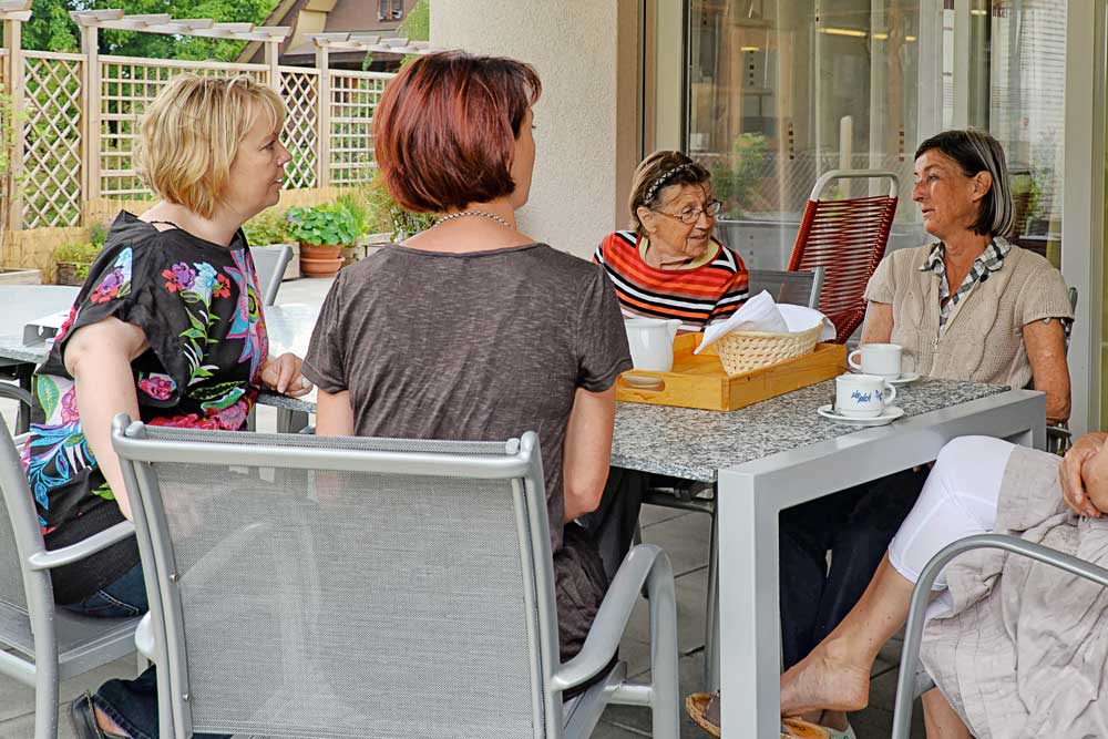 Vier Menschen sitzen an einem Tisch