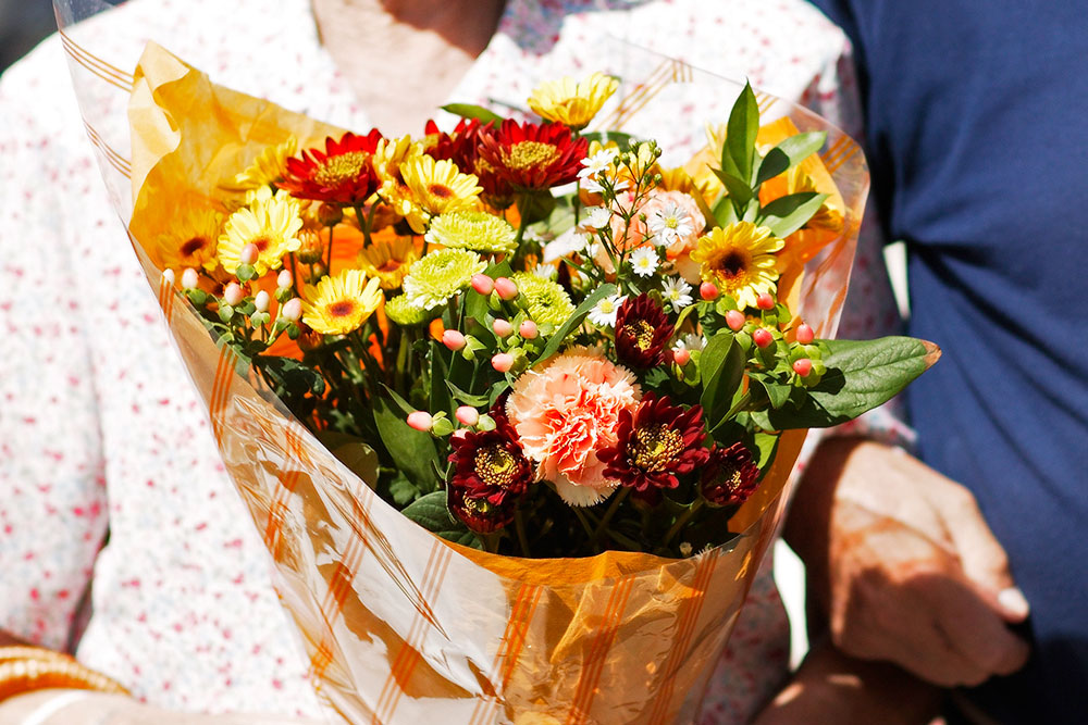 Blumenstrauss in den Händen einer Person