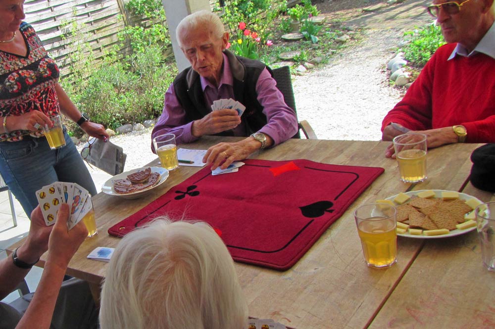 Menschen mit Demenz spielen mit Karten