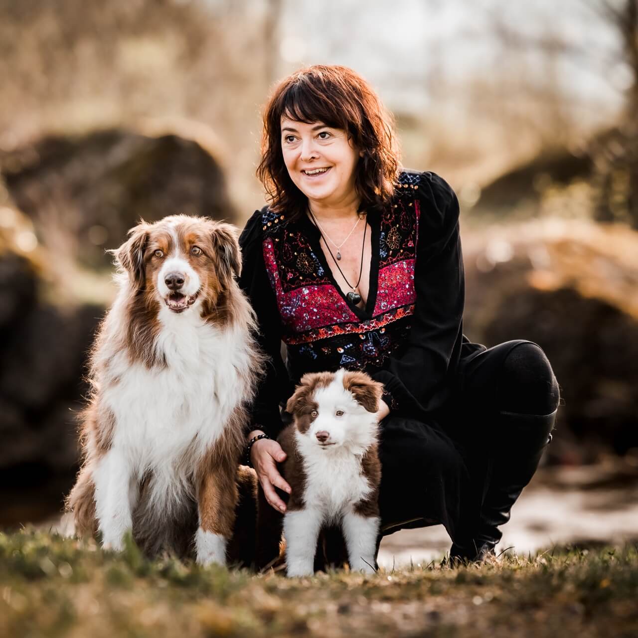 Carol Sarbach mit ihren Therapiehunden Sämi und Bacio