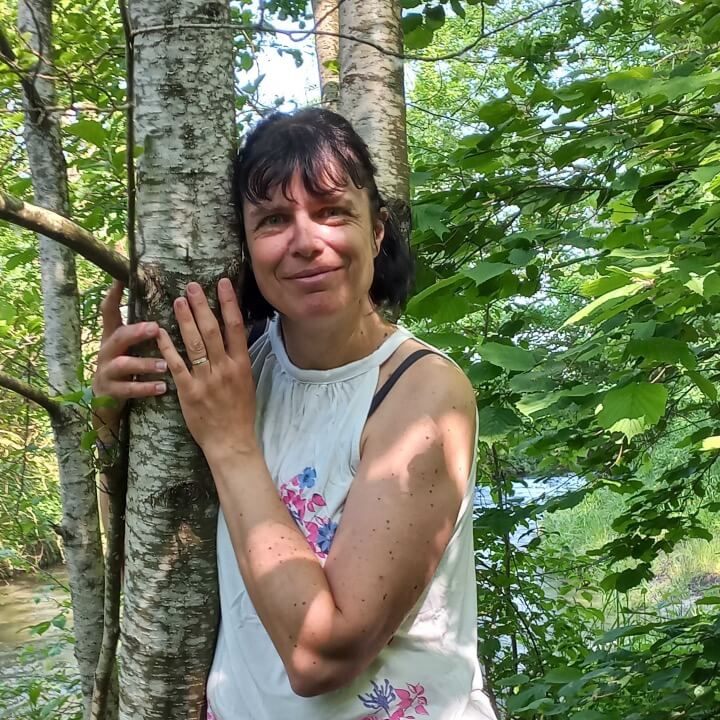 Lorraine Liechti steht an einem Baum im Wald