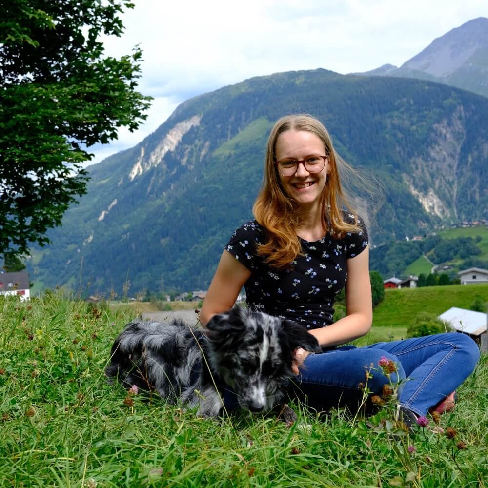 Mena Rinderknecht vom Haus Herbschtzytlos mit Hund in Wiese