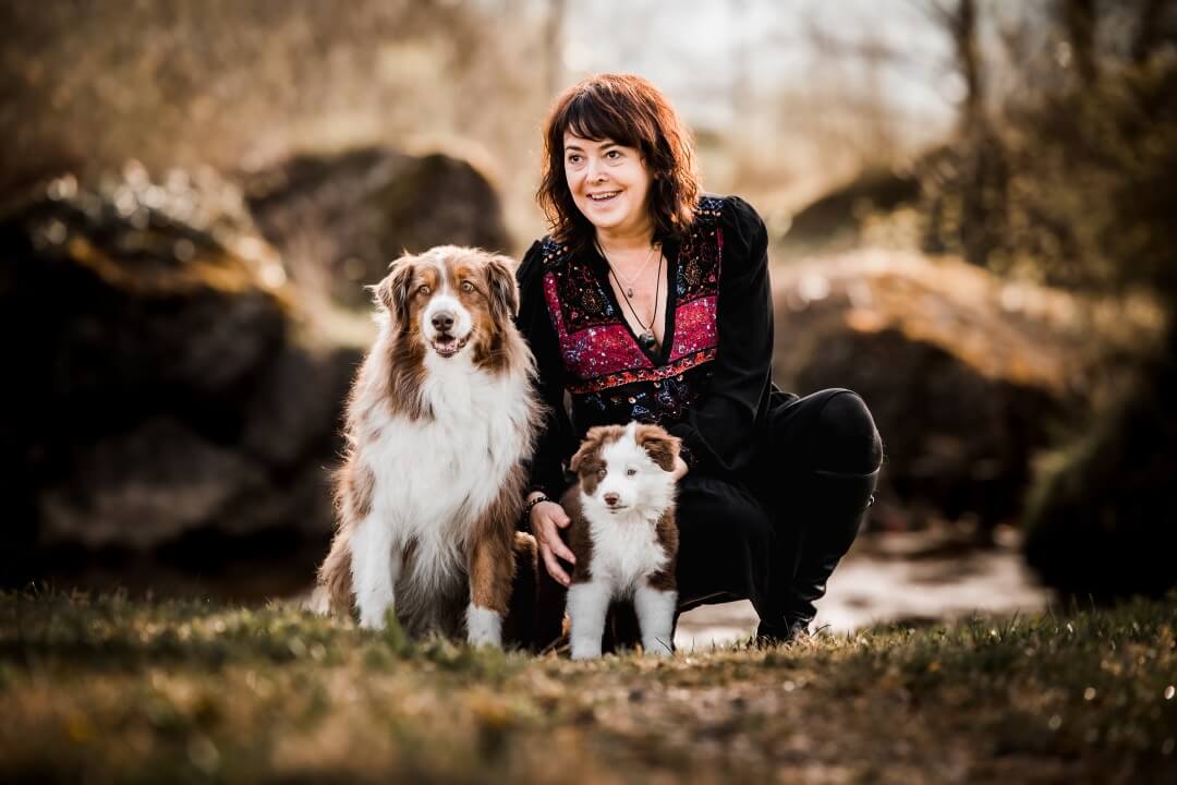 Carol Sarbach mit ihren Hunden Sämi und Bacio