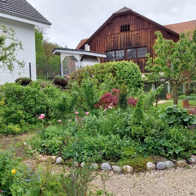Der Garten von Haus Herbschtzytlos in Mauensee
